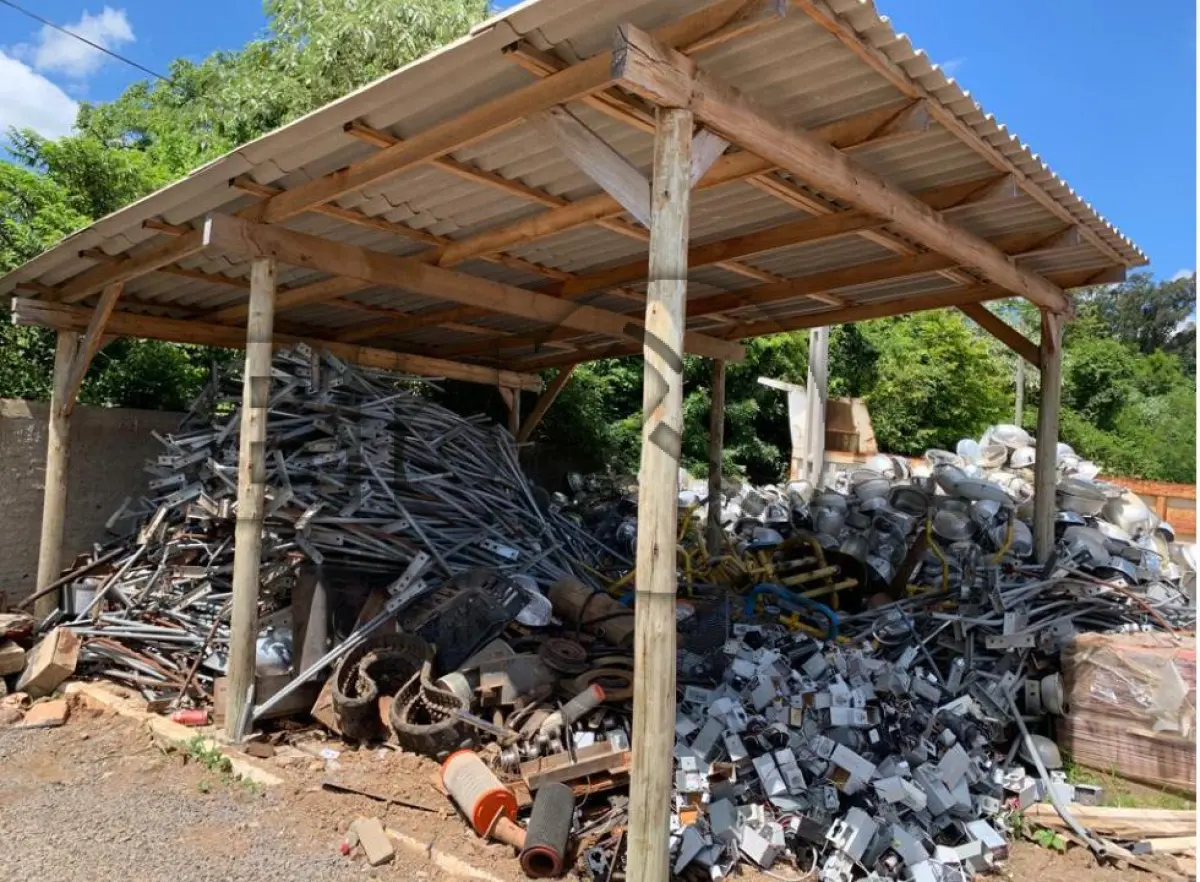 LOTE 002 - Lote de sucata composto por luminárias de iluminação pública