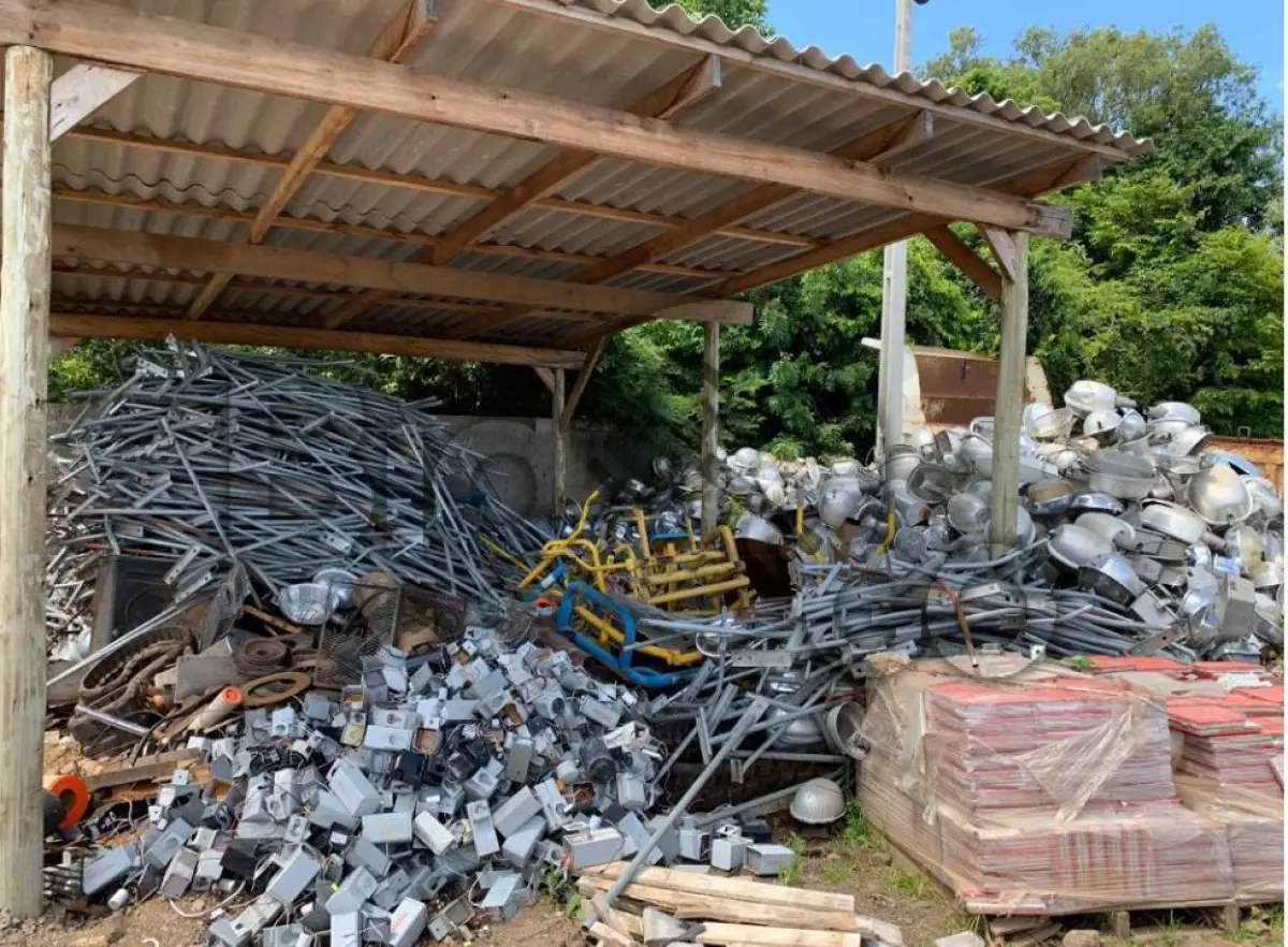 LOTE 002 - Lote de sucata composto por luminárias de iluminação pública