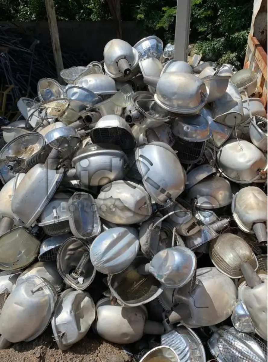 LOTE 002 - Lote de sucata composto por luminárias de iluminação pública