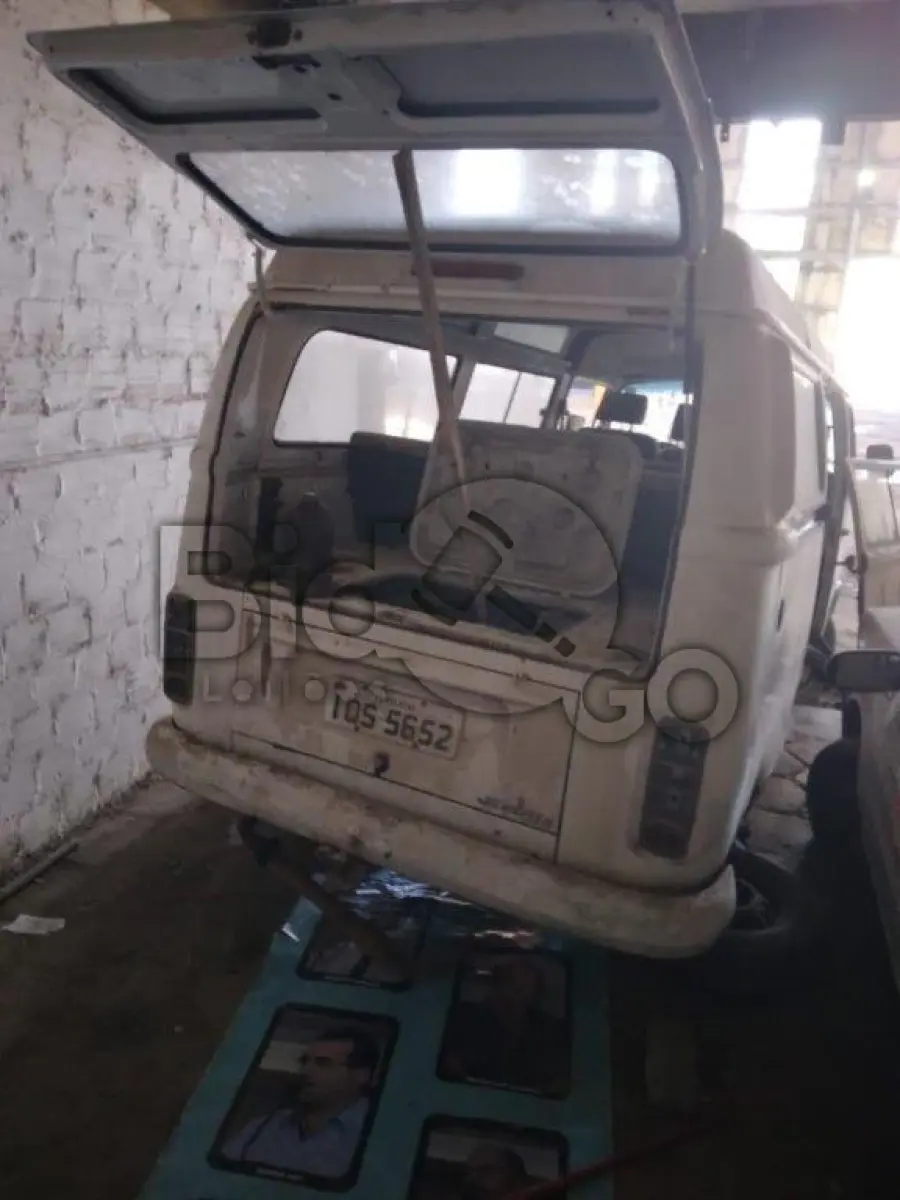 LOTE 032 - VW / KOMBI - ANO 2009/2010 
