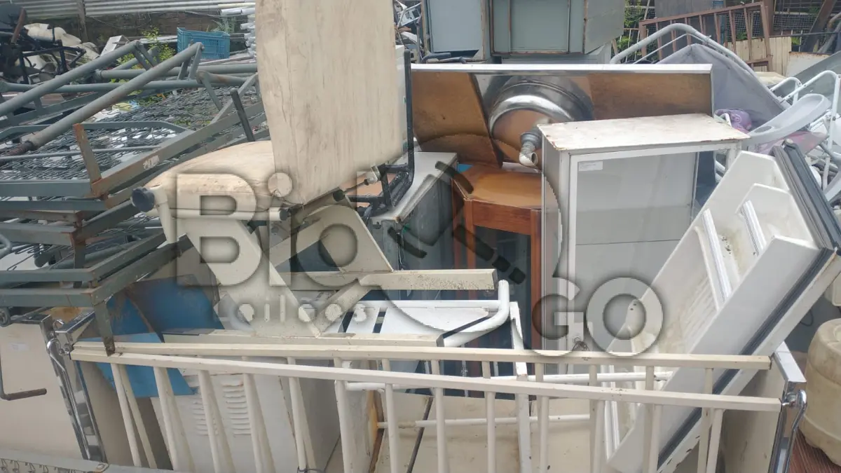 LOTE 013 - Lote composto por várias camas bebedouro lava jato carrinho de bebê cadeiras de roda pia de inox cadeira grande dois armários de vidro sucata de frigobar.