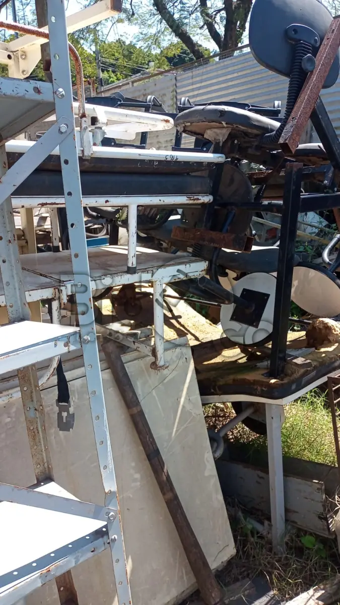 LOTE 014 - Lote composto por duas mesas de refeitório em estado ruim longarina aproxidamente 10 camas hospitalar e aproxidamente 6 macas e uma estante de ferro.