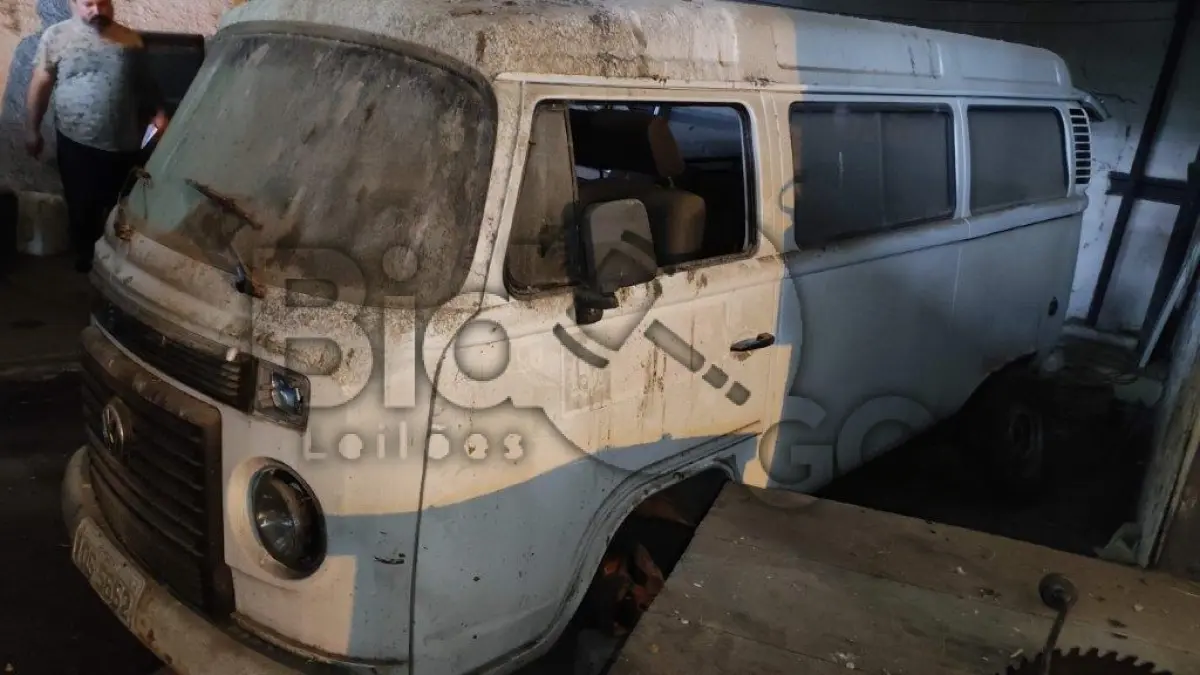 LOTE 032 - VW / KOMBI - ANO 2009/2010 