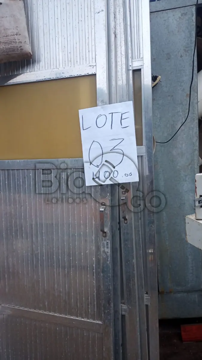 LOTE 003 - 6 folhas de portas de alumínio