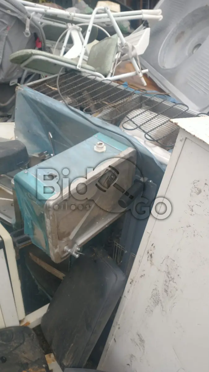 LOTE 013 - Lote composto por várias camas bebedouro lava jato carrinho de bebê cadeiras de roda pia de inox cadeira grande dois armários de vidro sucata de frigobar.