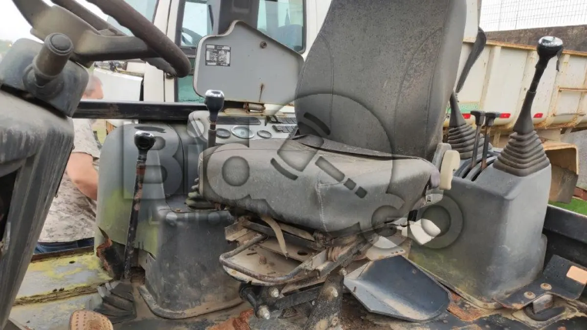 LOTE 027 - RETROESCAVADEIRA - MO / JCB 214E - ANO 2007/2007
