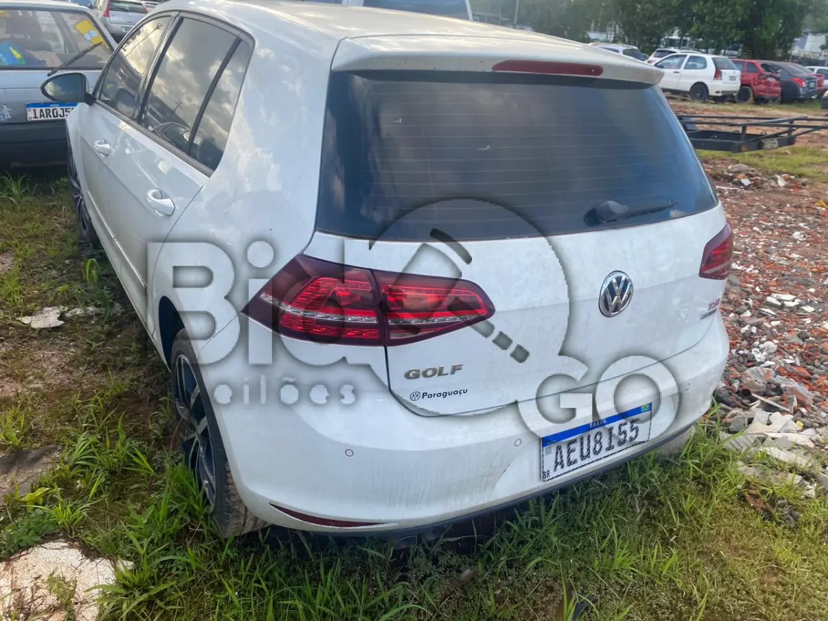 LOTE 003 - Espécie: PASSAGEIRO / Marca: I / Modelo: VW GOLF HIGHLINE AA / Placa: AEU8I55 / UF: PR / Município: Apucarana / Ano fabricação: 2014 / Ano modelo: 2014 / Cor: BRANCA / Chassi: WVWHD6AUXEW369237 / Motor: CHP155615 / RENAVAM: 01010030253