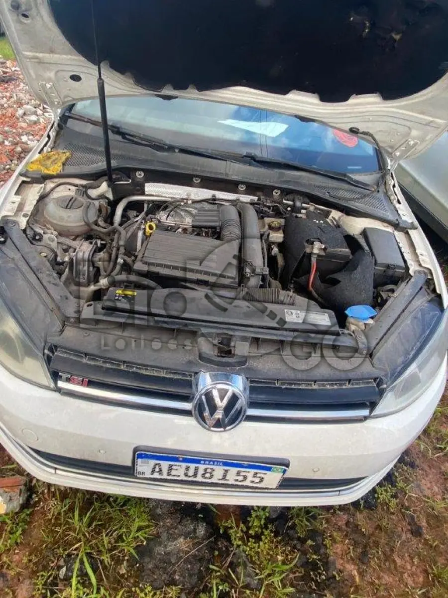 LOTE 003 - Espécie: PASSAGEIRO / Marca: I / Modelo: VW GOLF HIGHLINE AA / Placa: AEU8I55 / UF: PR / Município: Apucarana / Ano fabricação: 2014 / Ano modelo: 2014 / Cor: BRANCA / Chassi: WVWHD6AUXEW369237 / Motor: CHP155615 / RENAVAM: 01010030253