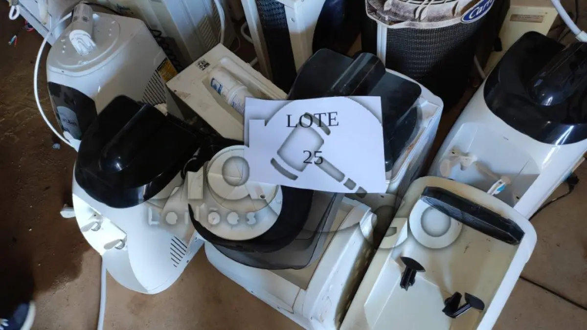 LOTE 026 - Filtros de água, ar-condicionado e aquecedores, itens sem serventia com avarias diversas.