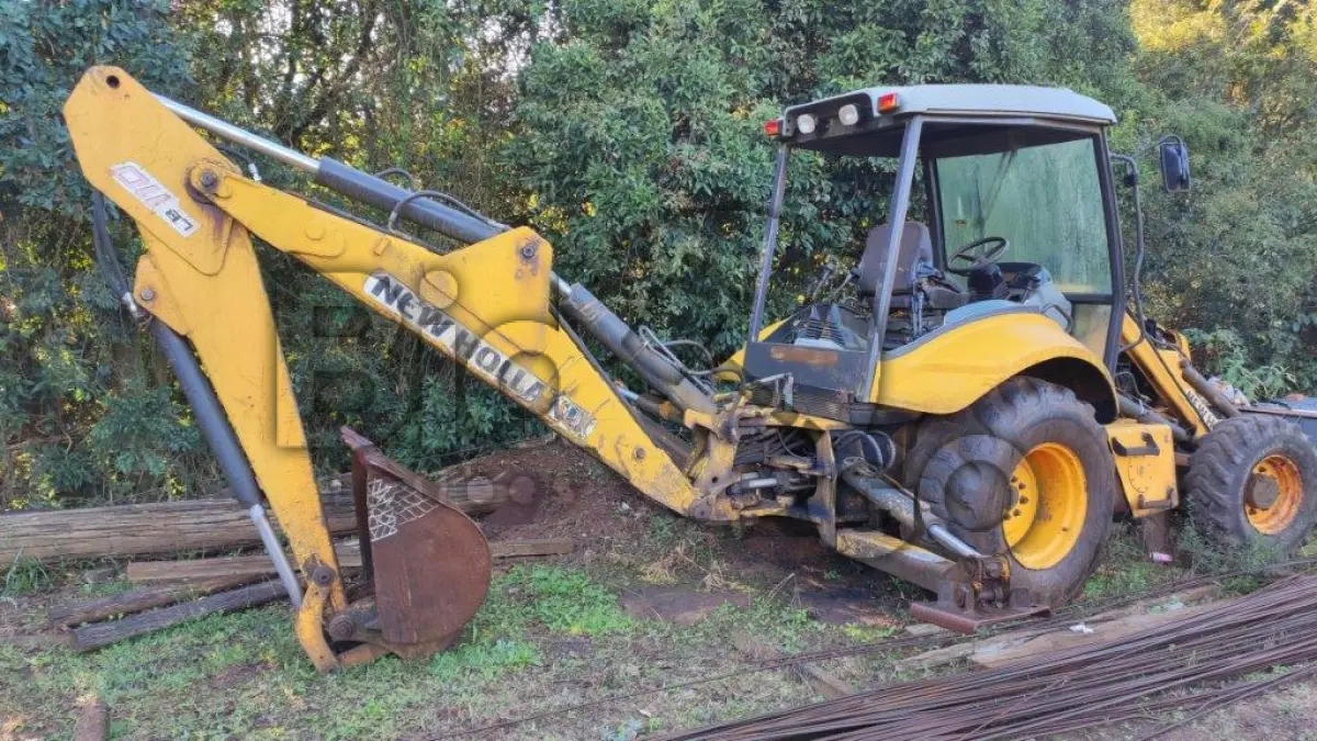 LOTE 002 - Retroescavadeira New Holland LB110, Fabricação: 2010