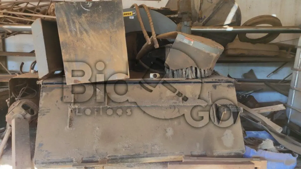 LOTE 025 - Vassoura mecânica para mini carregadeira, Marca: Caterpillar, Modelo:BU115, desmontada, sem utilidade.