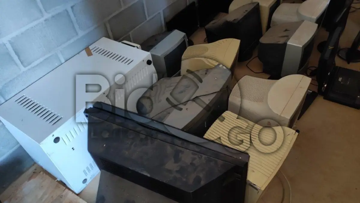 LOTE 026 - Filtros de água, ar-condicionado e aquecedores, itens sem serventia com avarias diversas.