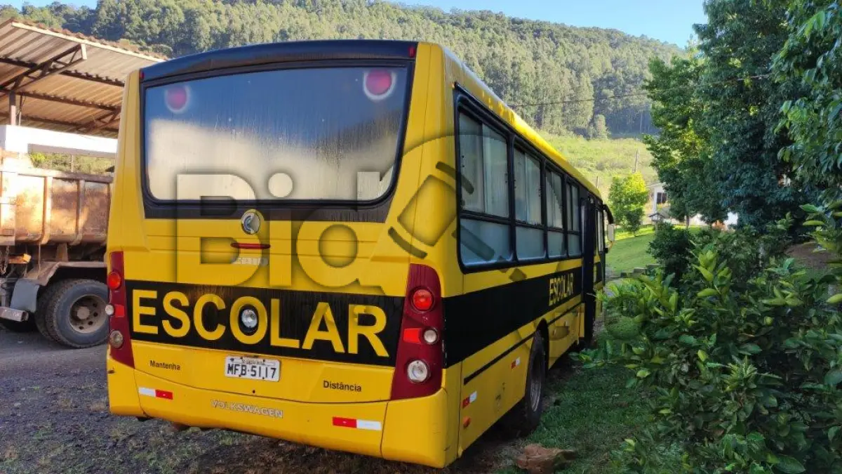 LOTE 019 - ÔNIBUS ESCOLAR VW 15.190/INDUSCAR FOZ VWOD, Fabricação/Modelo: 2008/2009