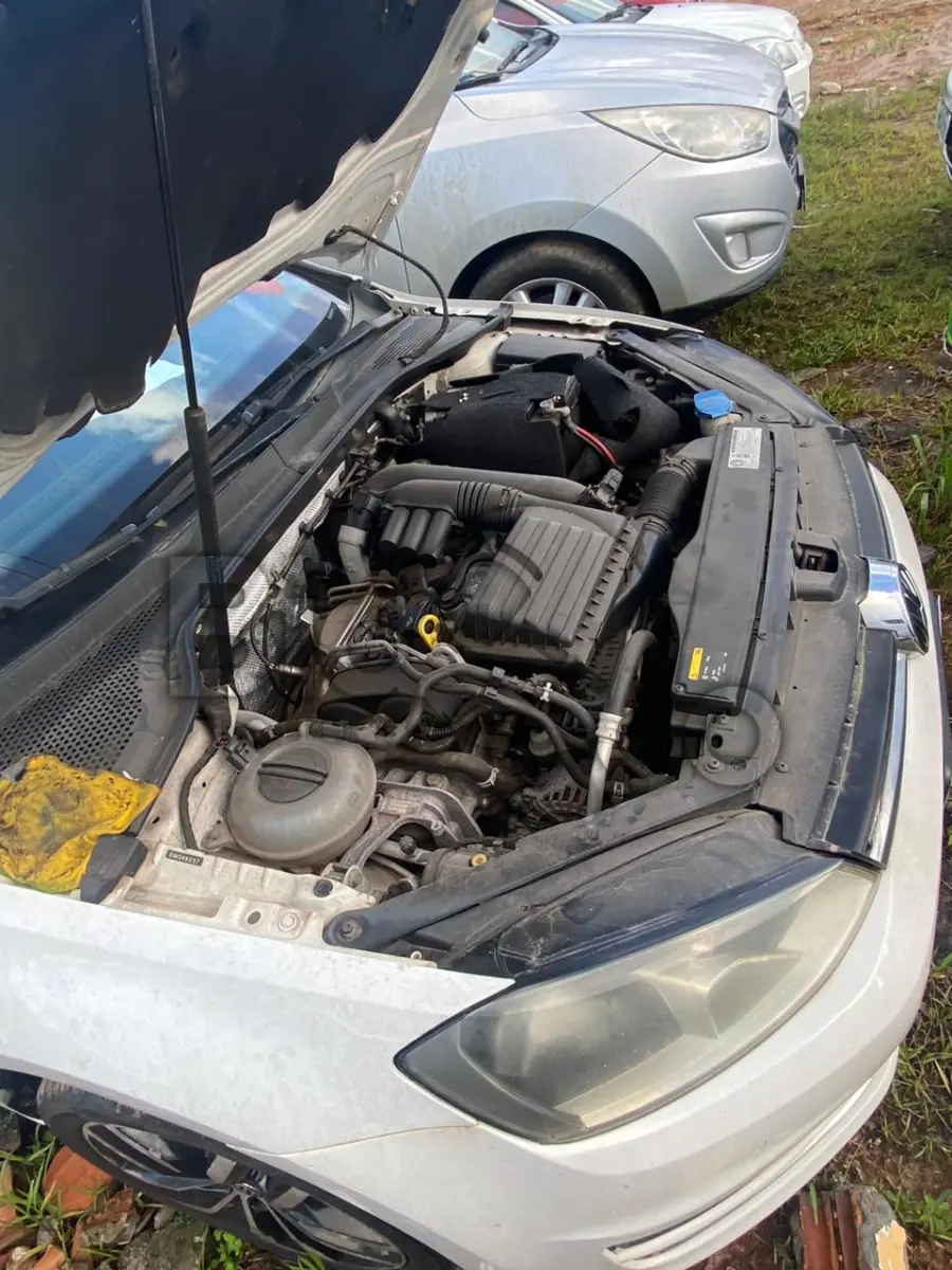 LOTE 003 - Espécie: PASSAGEIRO / Marca: I / Modelo: VW GOLF HIGHLINE AA / Placa: AEU8I55 / UF: PR / Município: Apucarana / Ano fabricação: 2014 / Ano modelo: 2014 / Cor: BRANCA / Chassi: WVWHD6AUXEW369237 / Motor: CHP155615 / RENAVAM: 01010030253