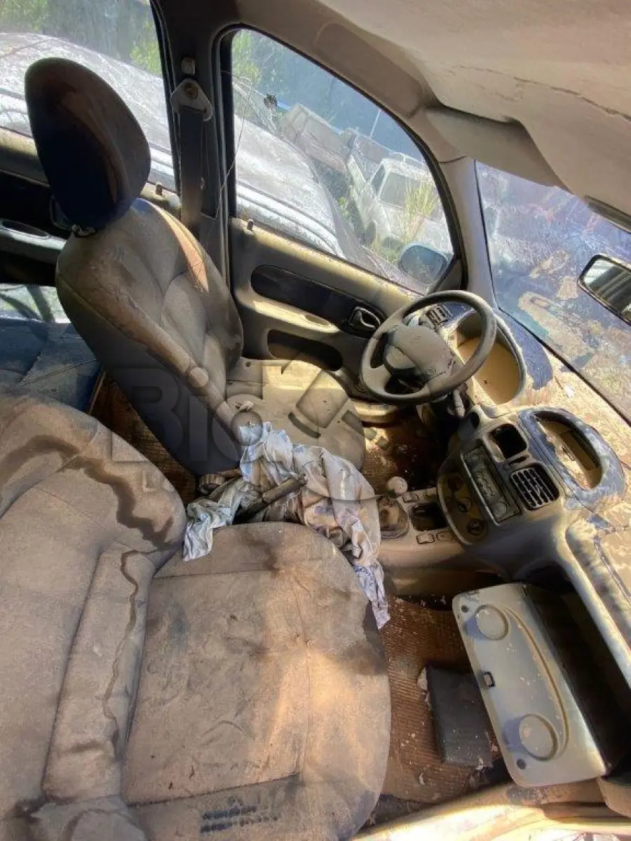LOTE 010 - Espécie: PASSAGEIRO / Marca: RENAULT / Modelo: CLIO RN 1.0 / Placa: MIL0205 / UF: SC / Município: Pomerode / Ano fabricação: 2000 / Ano modelo: 2000 / Cor: PRATA / Chassi: 93YBB0Y15YJ143332 / Motor: D7DC760F007783 / RENAVAM:00736258728