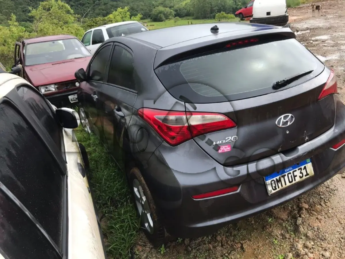 LOTE 017 - Espécie: PASSAGEIRO / Marca: HYUNDAI / Modelo: HB20 1.0M COMFORT / Placa: QMT0F31 / UF: SP / Município: São Paulo / Ano fabricação: 2017 / Ano modelo: 2017 / Cor: CINZA / Chassi: 9BHBG51CAJP803506 / Motor: F3LAHU808161 / RENAVAM: 01127158330