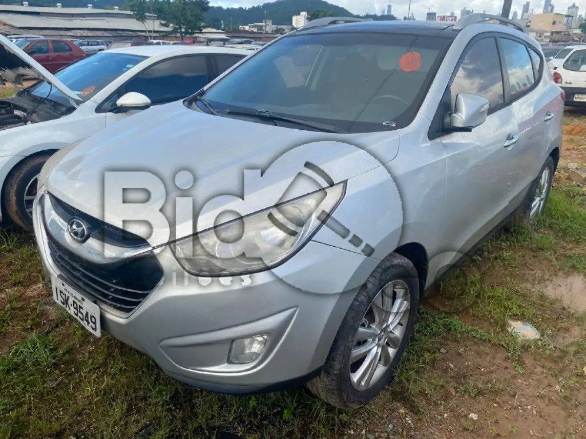LOTE 004 - Espécie: MISTO / Marca: I / Modelo: HYUNDAI IX35 2.0 / Placa: ISK9549 / UF: PR / Município: Pato Branco / Ano fabricação: 2011 / Ano modelo: 2011 / Cor: PRATA / Chassi: KMHJU81BBCU325985 / Motor: G4KDBU413186 / RENAVAM: 00373829264