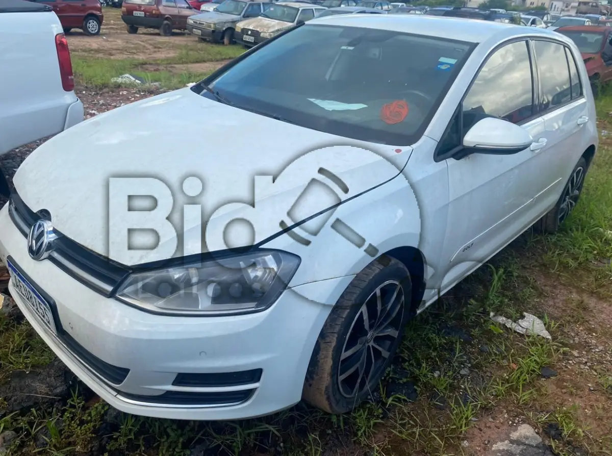 LOTE 003 - Espécie: PASSAGEIRO / Marca: I / Modelo: VW GOLF HIGHLINE AA / Placa: AEU8I55 / UF: PR / Município: Apucarana / Ano fabricação: 2014 / Ano modelo: 2014 / Cor: BRANCA / Chassi: WVWHD6AUXEW369237 / Motor: CHP155615 / RENAVAM: 01010030253