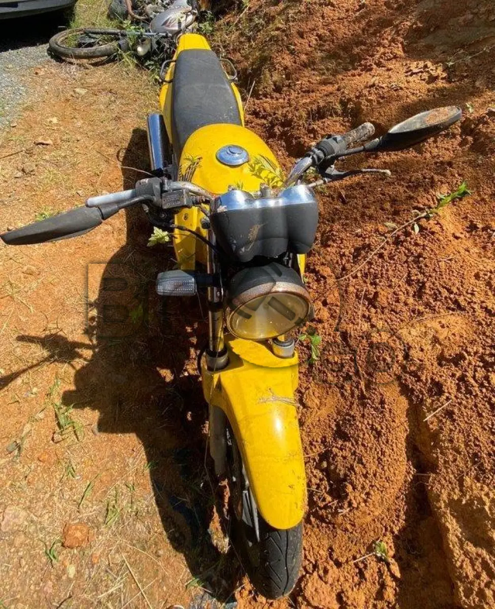 LOTE 011 - Espécie: PASSAGEIRO / Marca: HONDA / Modelo: CBX 250 TWISTER / Placa: MIG4J80 / UF: SC / Município: Blumenau / Ano fabricação: 2006 / Ano modelo: 2006 / Cor: AMARELA / Chassi: 9C2MC35007R023747 / Motor: MC35E7023747 / RENAVAM: 00903915480