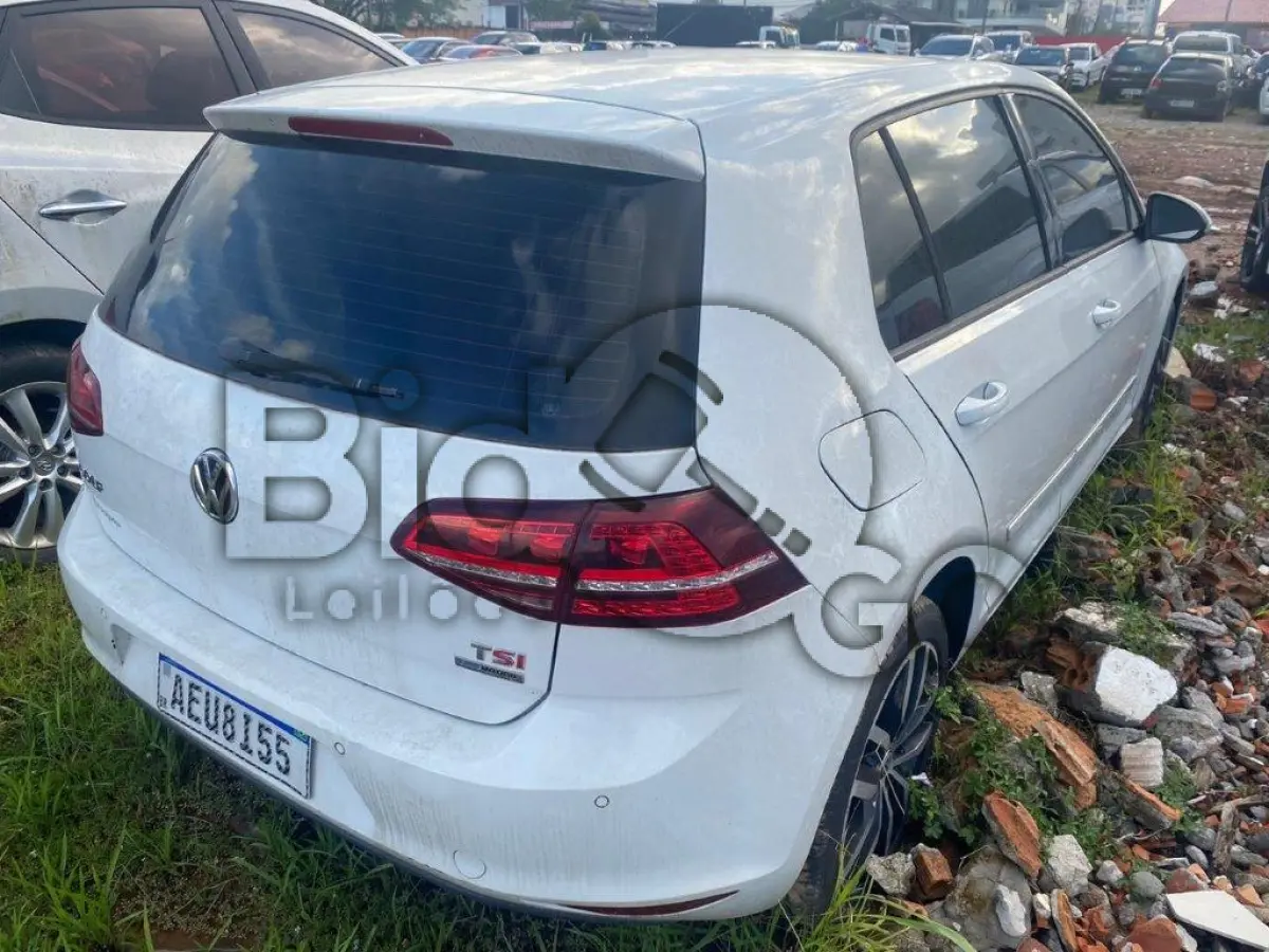 LOTE 003 - Espécie: PASSAGEIRO / Marca: I / Modelo: VW GOLF HIGHLINE AA / Placa: AEU8I55 / UF: PR / Município: Apucarana / Ano fabricação: 2014 / Ano modelo: 2014 / Cor: BRANCA / Chassi: WVWHD6AUXEW369237 / Motor: CHP155615 / RENAVAM: 01010030253