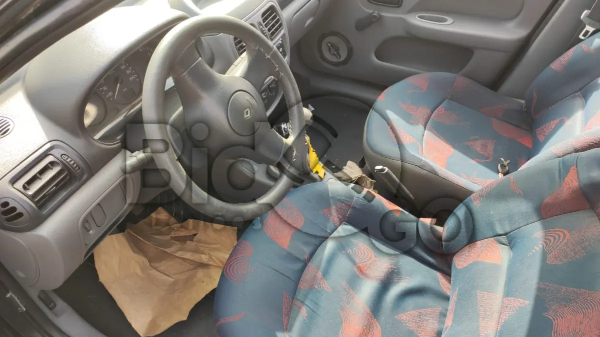 LOTE 002 - Espécie: PASSAGEIRO / Marca: RENAULT / Modelo: CLIO RL 1.0 / Placa: MEN0A98 / UF: SC/ Município:  Balneário Camboriú / Ano fabricação: 2001 / Ano modelo: 2001 / Cor: PRETA / Chassi: 93YBB0Y052J319069 / Motor: D7DC760F036811 / RENAVAM: 00777511606
