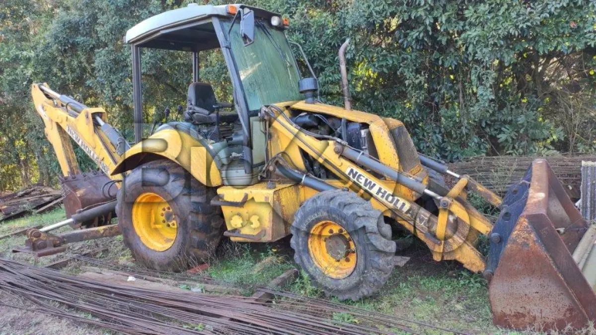 LOTE 002 - Retroescavadeira New Holland LB110, Fabricação: 2010