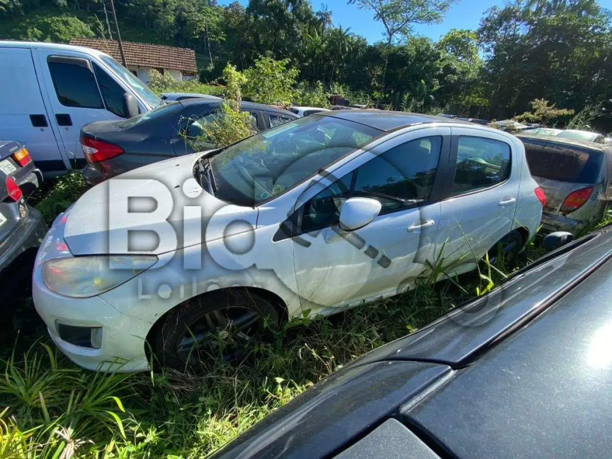 LOTE 016 - Espécie: PASSAGEIRO / Marca: I / Modelo: PEUGEOT 308 ALLURE / Placa: MKW3H71 / UF: SC / Município: Joinville / Ano fabricação: 2012 / Ano modelo: 2013 / Cor: BRANCA / Chassi: 8AD4CRFJWDG050090 / Motor: 10XN130138824 / RENAVAM: 00506981827