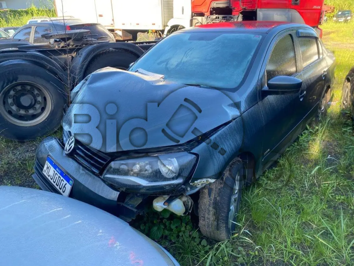 LOTE 051 - SUCATA - Espécie: PASSAGEIRO / Marca: VW / Modelo: NOVO VOYAGE 1.0 / Placa: MLJ0D06 / UF: SC / Município: São Bento do Sul / Ano fabricação: 2013 / Ano modelo: 2014 / Cor: CINZA / Chassi: 9BWDA45U6ET106238 / Motor: CPB274795 / RENAVAM: 00586456210