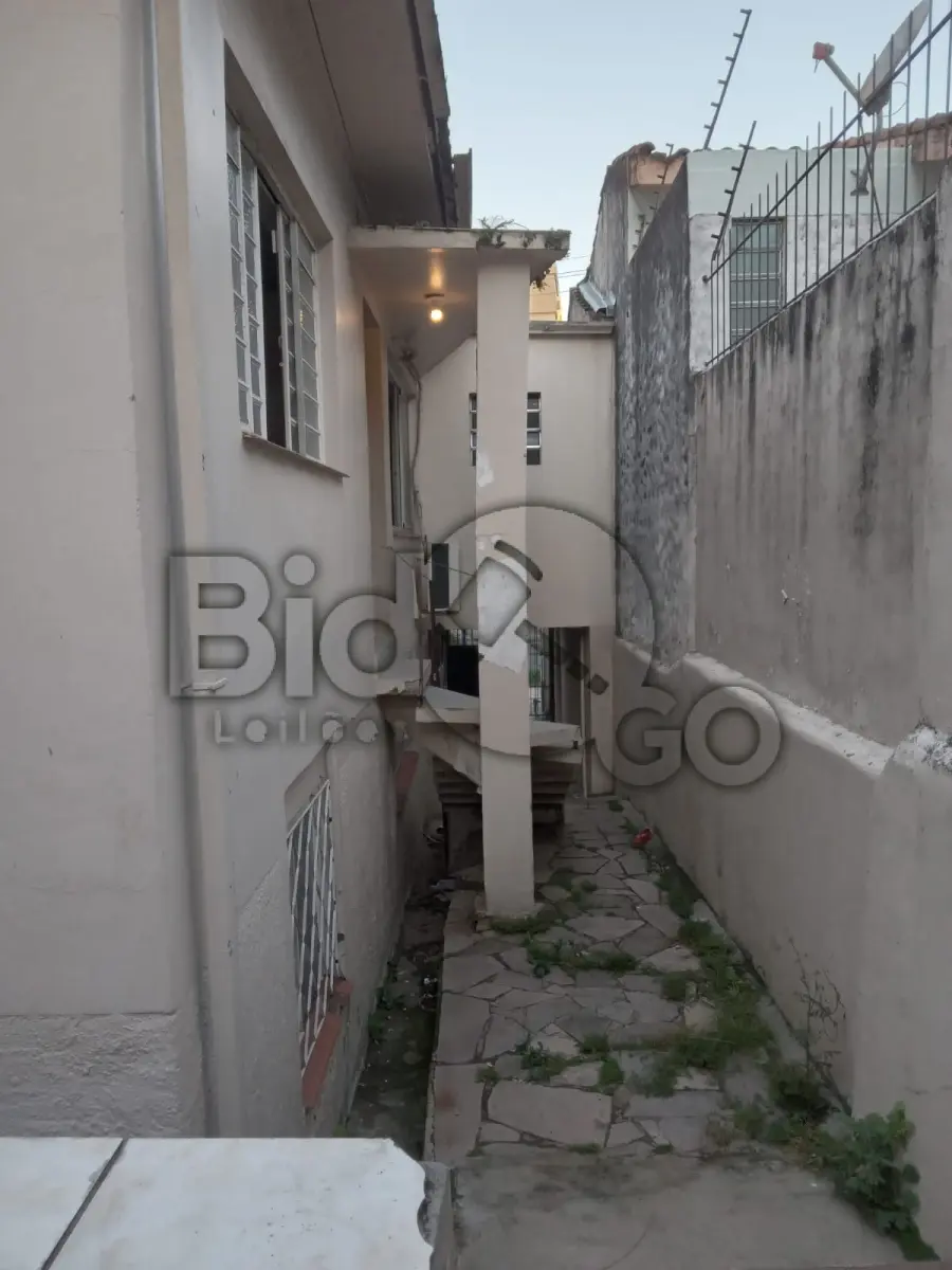 LOTE 001 - SOBRADO DE ALVENARIA