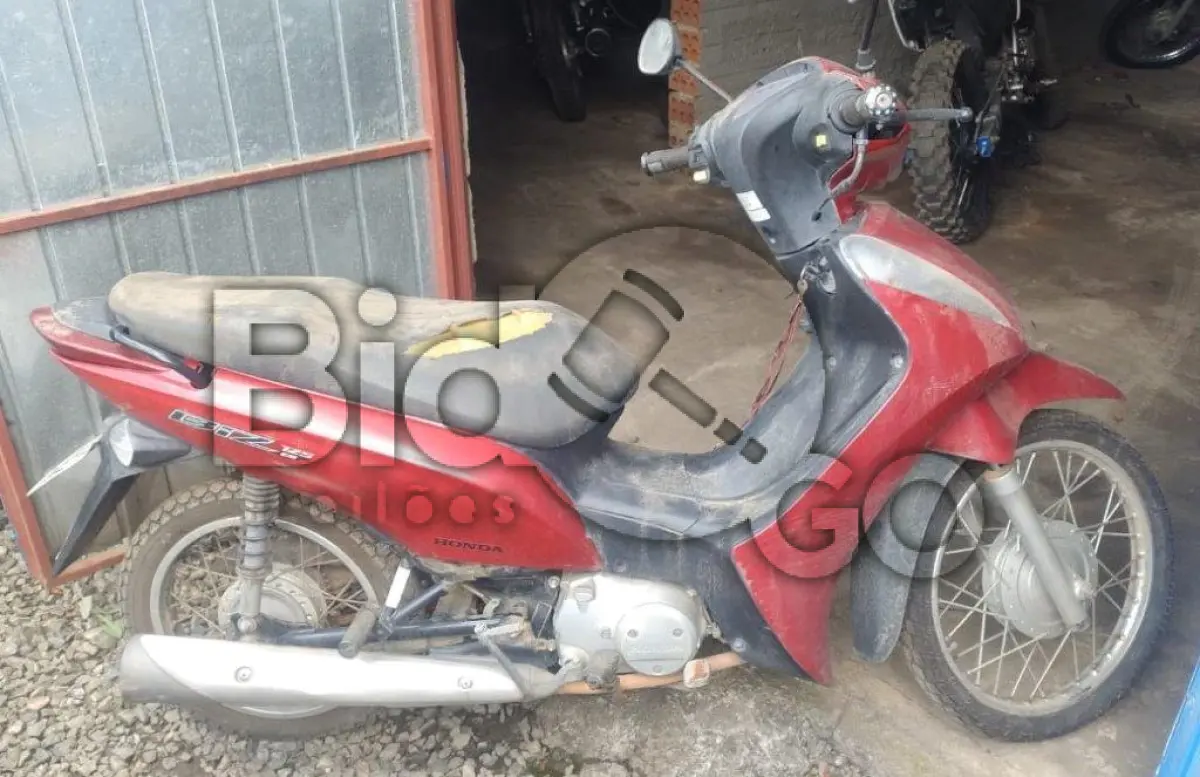 LOTE 034 - Espécie: PASSAGEIRO / Marca: HONDA / Modelo: BIZ 125 ES / Placa: MLN5484 / UF: SC / Município: Mafra / Ano fabricação: 2013 / Ano modelo: 2013 / Cor: VERMELHA / Chassi: 9C2JC4820DR516774 / Motor: JC48E2D516774 RENAVAM: 00554024225
