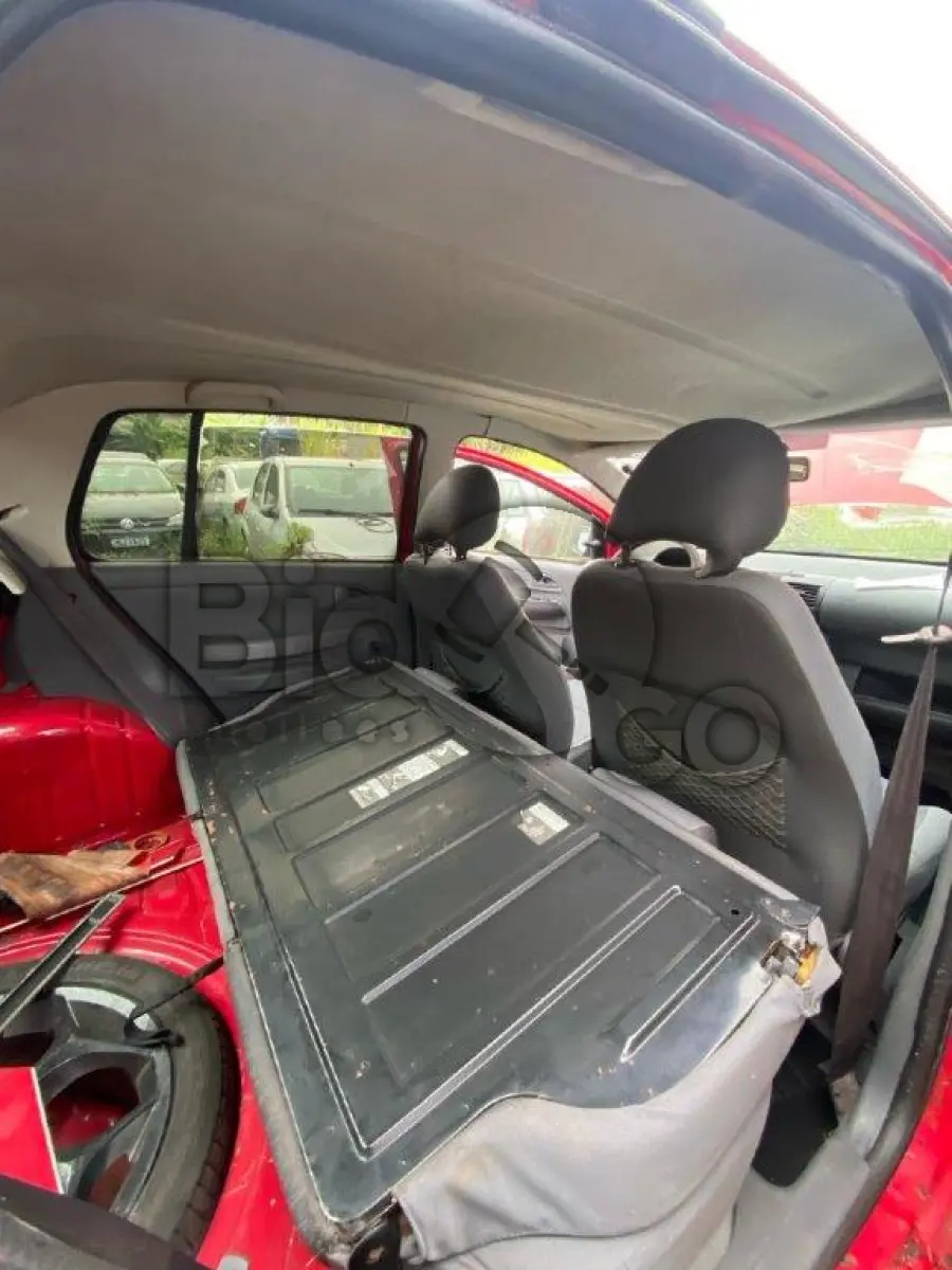 LOTE 006 - Espécie: PASSAGEIRO / Marca: VW / Modelo: FOX 1.6 / Placa: EMY4G46 / UF: PR / Município: Curitiba / Ano fabricação: 2004 / Ano modelo: 2004 / Cor: VERMELHA / Chassi: 9BWKB05Z454030196 / Motor: BJA015139 / RENAVAM: 00836874927