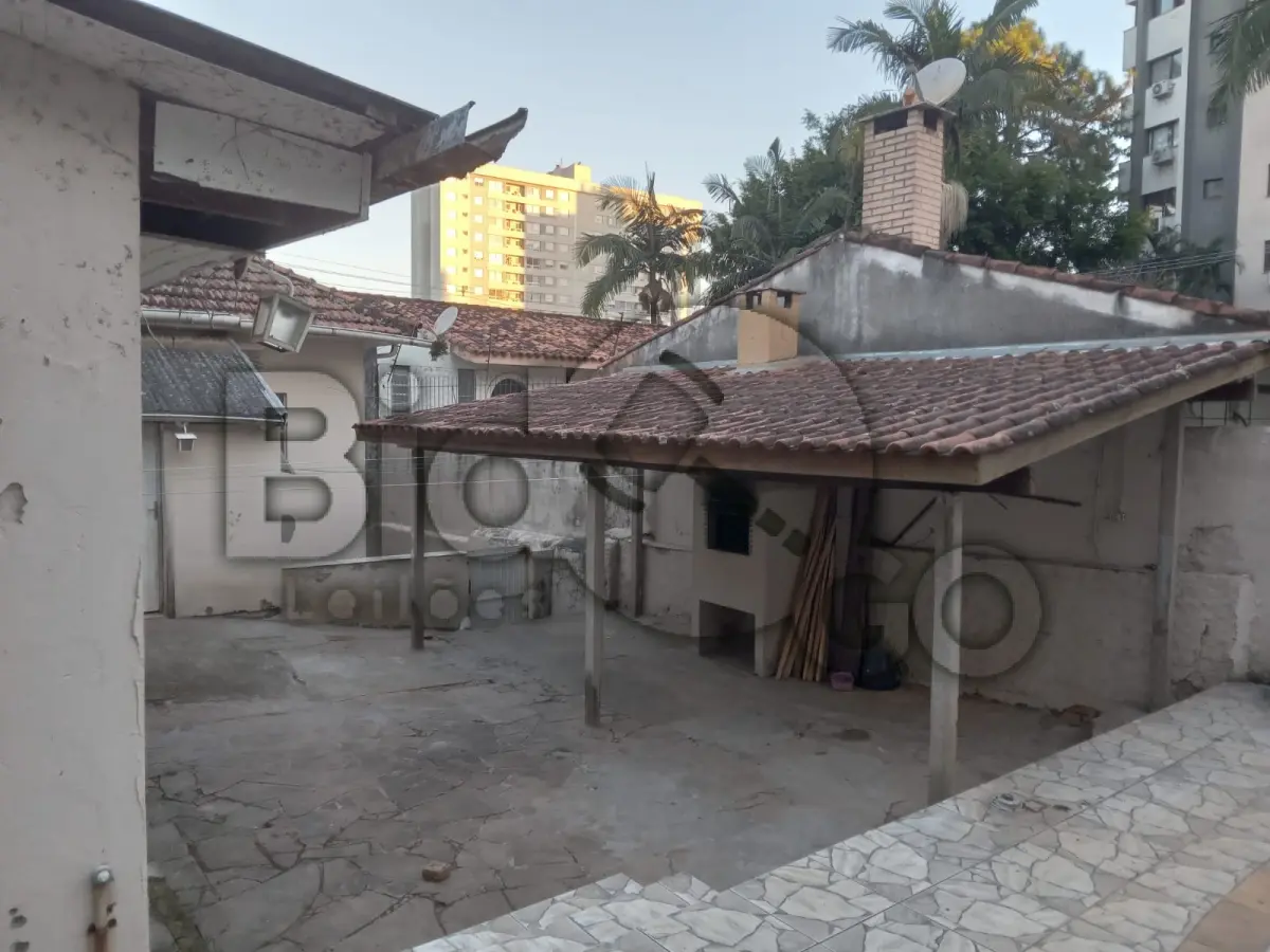 LOTE 001 - SOBRADO DE ALVENARIA