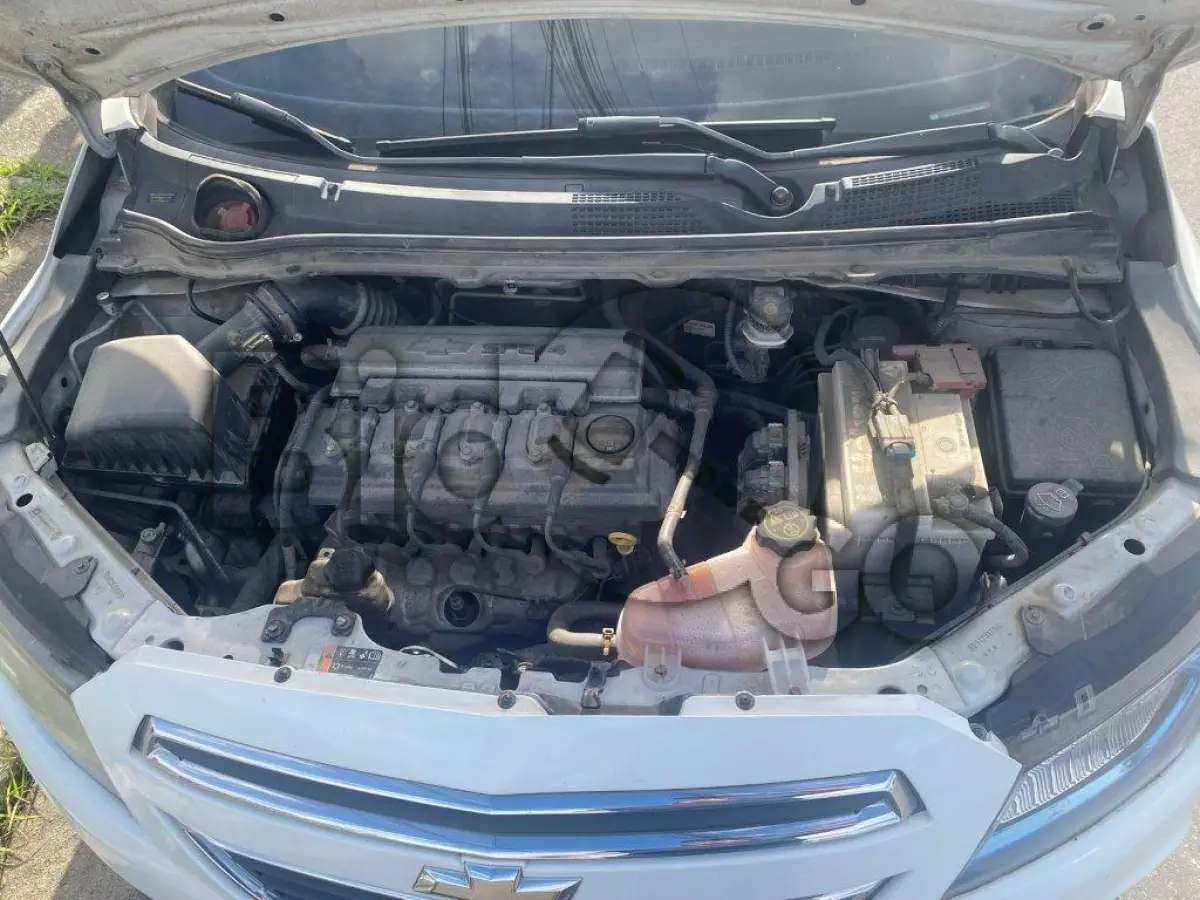 LOTE 035 - Espécie: PASSAGEIRO / Marca: CHEVROLET / Modelo: ONIX 1.0 MT LT / Placa: MLH6775 / UF: SC / Município: Balneário Piçarras / Ano fabricação: 2013 / Ano modelo: 2013 / Cor: BRANCA / Chassi: 9BGKS48B0EG195747 / Motor: CGX045842 / RENAVAM: 00568537580