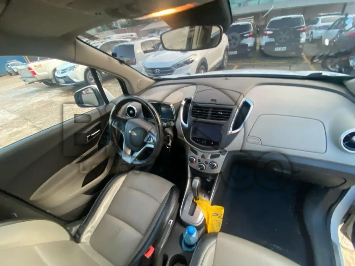 LOTE 054 - Espécie: MISTO / Marca: CHEVROLET / Modelo: TRACKER LTZ AT / Placa: GHJ2J80 / UF: SC / Município: Camboriú / Ano fabricação: 2016 / Ano modelo: 2016 / Cor: BRANCA / Chassi: 3GNCJ8EWXGL271030 / Motor: CGL271030 / RENAVAM: 01107458207