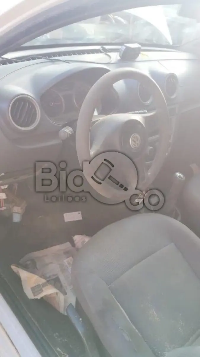 LOTE 047 - Espécie: PASSAGEIRO / Marca: VW / Modelo: VOYAGE 1.6 / Placa: MJP8861 / UF: SC / Município: Taió / Ano fabricação: 2012 / Ano modelo: 2012 / Cor: BRANCA / Chassi: 9BWDB05U5CT197781 / Motor: CCRY07856 / RENAVAM: 00451238095