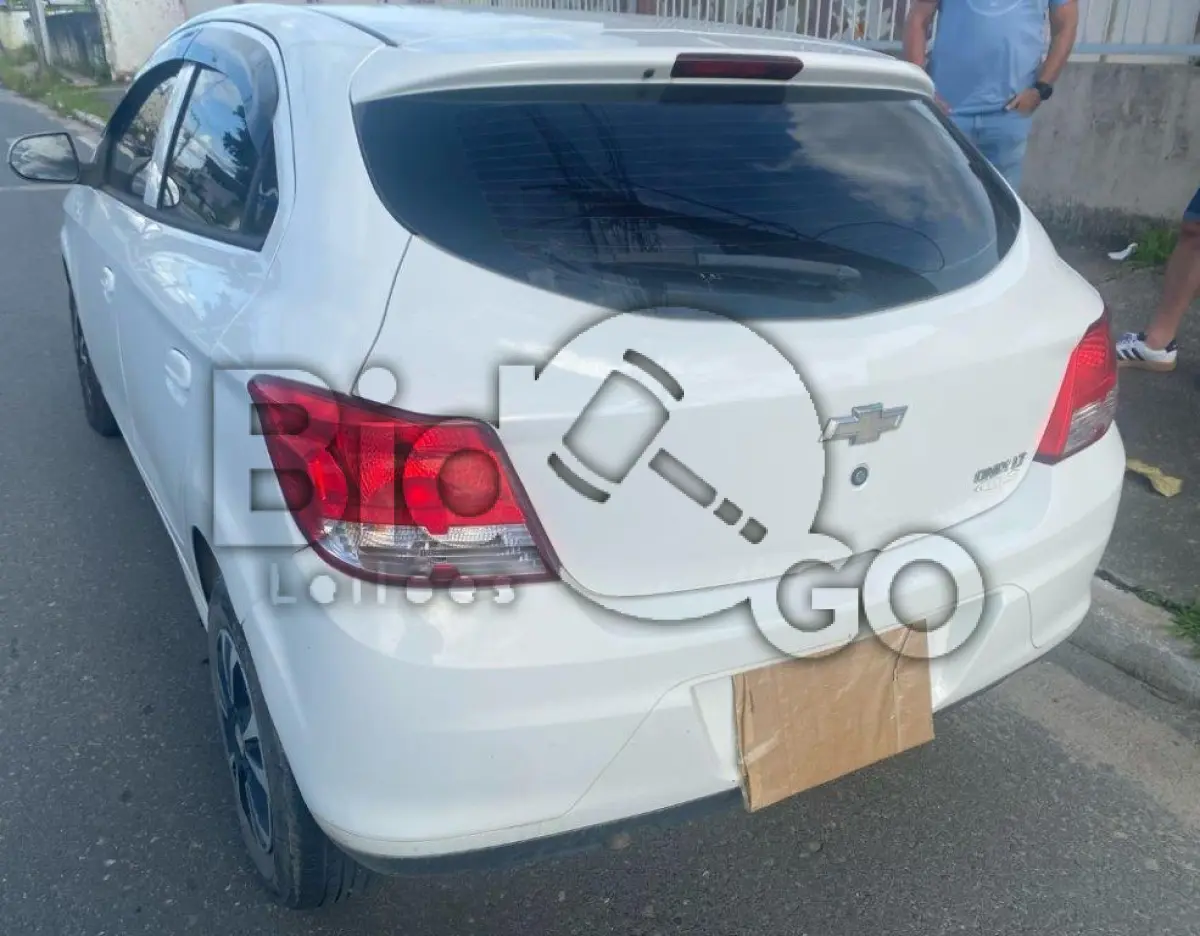 LOTE 035 - Espécie: PASSAGEIRO / Marca: CHEVROLET / Modelo: ONIX 1.0 MT LT / Placa: MLH6775 / UF: SC / Município: Balneário Piçarras / Ano fabricação: 2013 / Ano modelo: 2013 / Cor: BRANCA / Chassi: 9BGKS48B0EG195747 / Motor: CGX045842 / RENAVAM: 00568537580