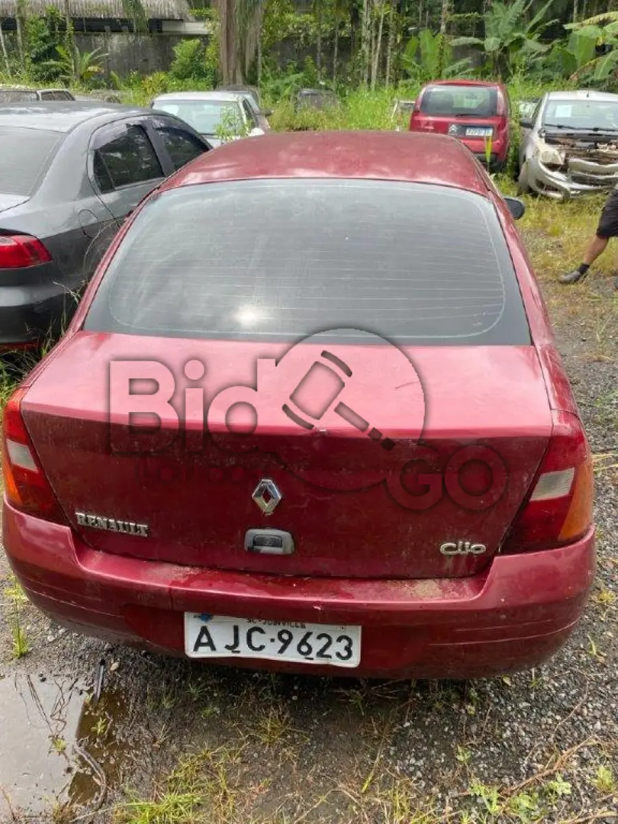 LOTE 052 - Espécie: PASSAGEIRO / Marca: RENAULT / Modelo: CLIO RN 1.0 16V / Placa: AJC9623 / UF: SC / Município: Joinville / Ano fabricação: 2001 / Ano modelo: 2001 / Cor: VERMELHA / Chassi: 93YLB06152J319965 / Motor:D4DA700Q029477 RENAVAM: 00776136852