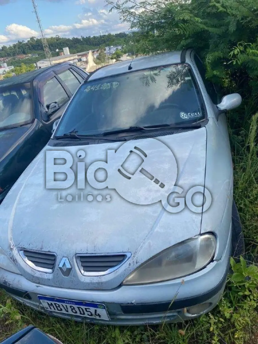 LOTE 022 - Espécie: PASSAGEIRO / Marca: RENAULT / Modelo: MEGANE RT 1.6 / Placa: MBV8D54 / UF: SC / Município: Camboriú / Ano fabricação: 2002 / Ano modelo: 2002 / Cor: PRATA / Chassi: 8A1BA00253L372449 / Motor:K4MJ706Q038437 RENAVAM: 00806370360