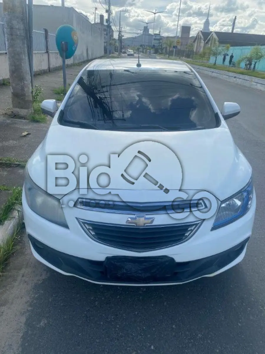 LOTE 035 - Espécie: PASSAGEIRO / Marca: CHEVROLET / Modelo: ONIX 1.0 MT LT / Placa: MLH6775 / UF: SC / Município: Balneário Piçarras / Ano fabricação: 2013 / Ano modelo: 2013 / Cor: BRANCA / Chassi: 9BGKS48B0EG195747 / Motor: CGX045842 / RENAVAM: 00568537580