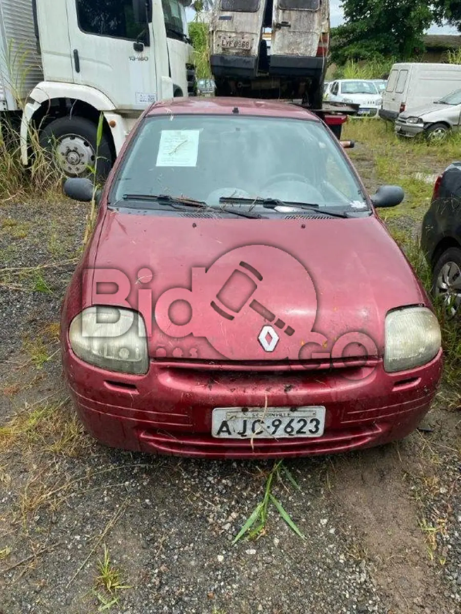 LOTE 052 - Espécie: PASSAGEIRO / Marca: RENAULT / Modelo: CLIO RN 1.0 16V / Placa: AJC9623 / UF: SC / Município: Joinville / Ano fabricação: 2001 / Ano modelo: 2001 / Cor: VERMELHA / Chassi: 93YLB06152J319965 / Motor:D4DA700Q029477 RENAVAM: 00776136852