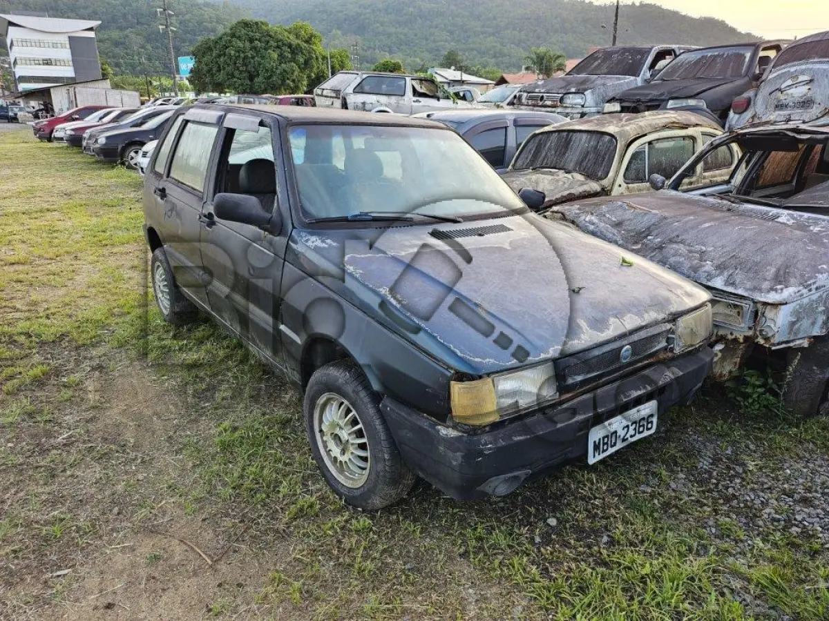 LOTE 017 - Espécie: PASSAGEIRO / Marca: FIAT / Modelo: UNO MILLE FIRE / Placa: MBQ2366 / UF: SC / Município: Jaraguá do Sul / Ano fabricação: 2001 / Ano modelo: 2001 / Cor: VERDE / Chassi: 9BD15822524298275 / Motor:178D90115217290 RENAVAM: 00765321823