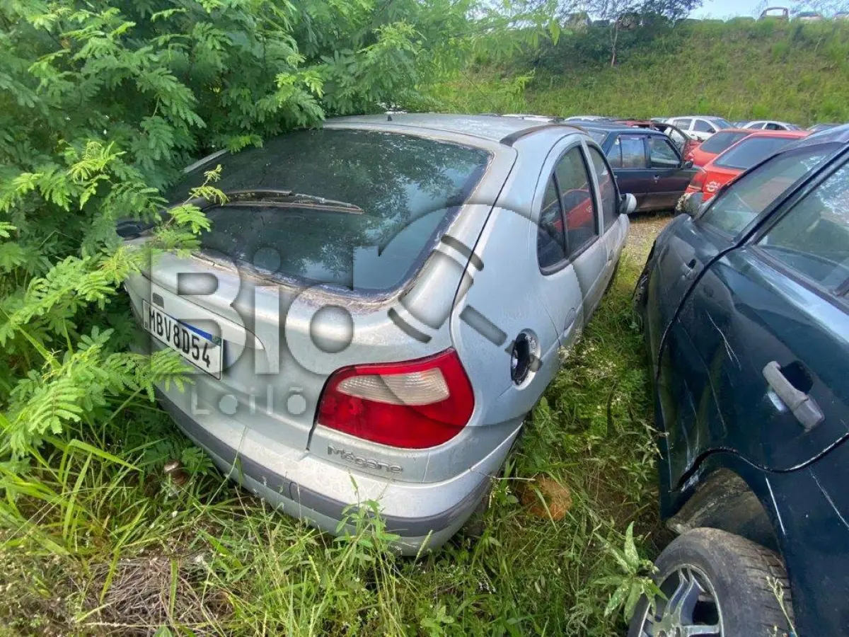 LOTE 022 - Espécie: PASSAGEIRO / Marca: RENAULT / Modelo: MEGANE RT 1.6 / Placa: MBV8D54 / UF: SC / Município: Camboriú / Ano fabricação: 2002 / Ano modelo: 2002 / Cor: PRATA / Chassi: 8A1BA00253L372449 / Motor:K4MJ706Q038437 RENAVAM: 00806370360