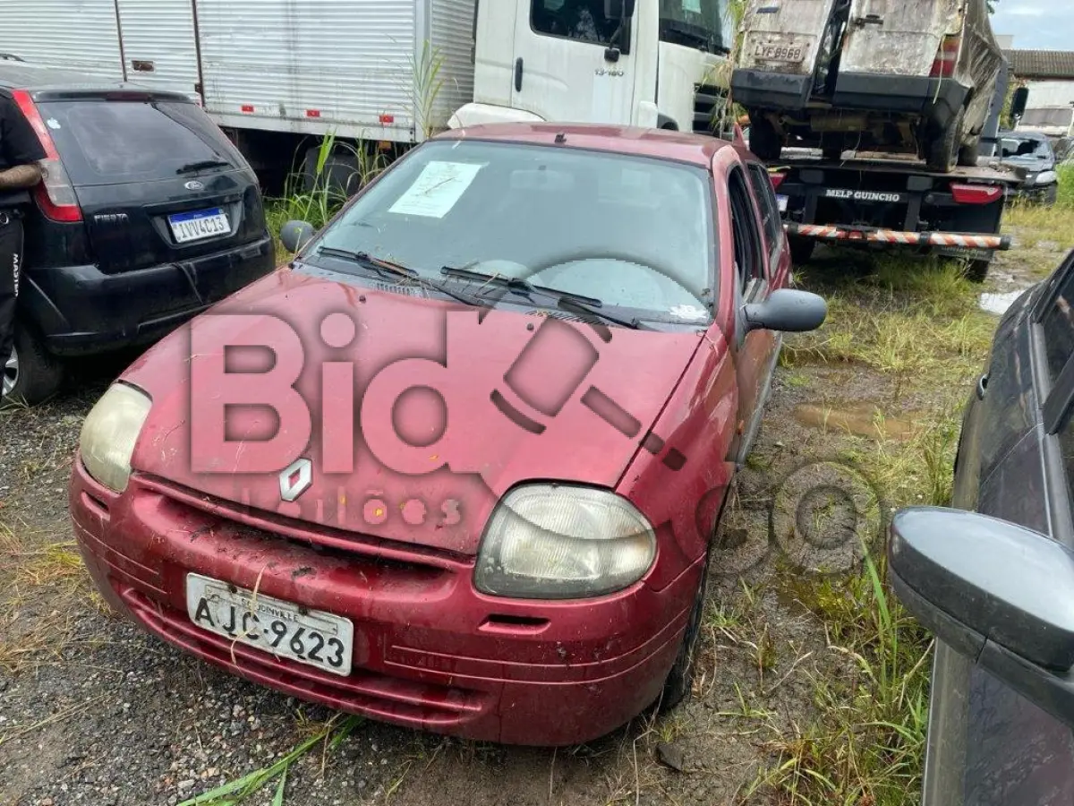 LOTE 052 - Espécie: PASSAGEIRO / Marca: RENAULT / Modelo: CLIO RN 1.0 16V / Placa: AJC9623 / UF: SC / Município: Joinville / Ano fabricação: 2001 / Ano modelo: 2001 / Cor: VERMELHA / Chassi: 93YLB06152J319965 / Motor:D4DA700Q029477 RENAVAM: 00776136852