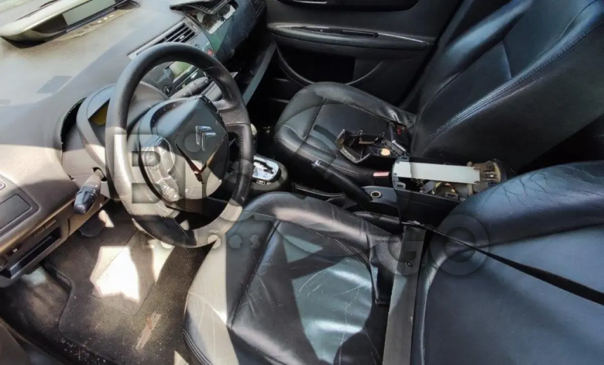 LOTE 042 - Espécie: PASSAGEIRO / Marca: I / Modelo: CITROEN C4 PALLAS20EAF / Placa: MHO6A25 / UF: SC / Município: Jaraguá do Sul / Ano fabricação: 2009 / Ano modelo: 2009 / Cor: PRATA / Chassi: 8BCLDRFJW9G534841 / Motor: 10TWAA0020267 RENAVAM: 00164528407
