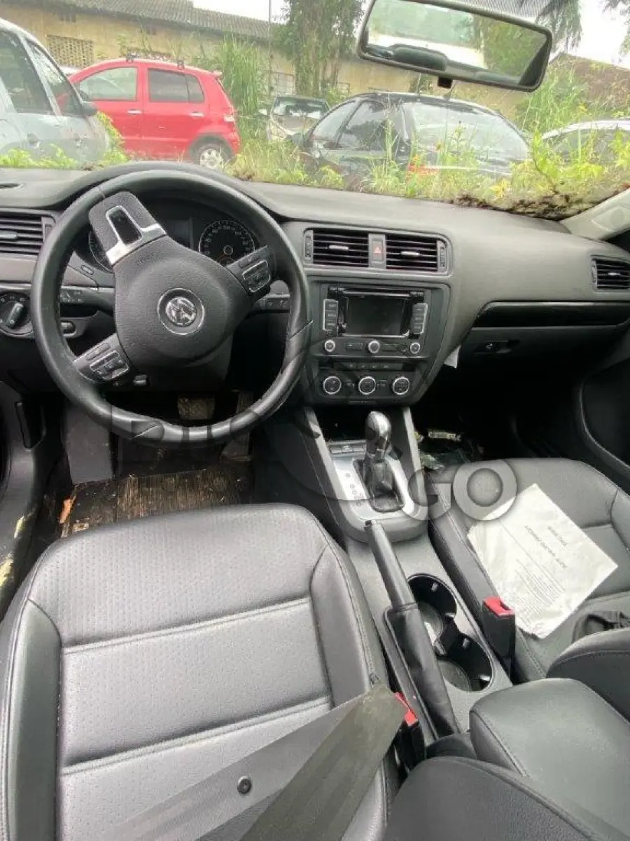 LOTE 005 - Espécie: PASSAGEIRO / Marca: I / Modelo: VW JETTA 2.0 / Placa: MLE4D31 / UF: SC / Município: Joinville / Ano fabricação: 2012 / Ano modelo: 2012 / Cor: PRETA / Chassi: 3VWDJ2168DM034796 / Motor: CKJ024880 / RENAVAM: 00508912970