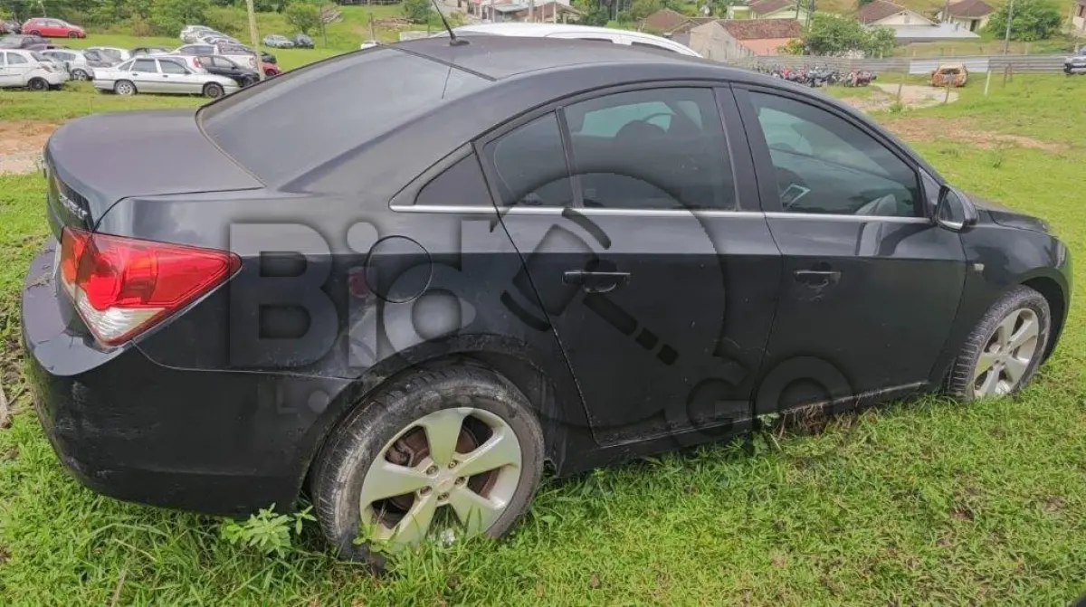 LOTE 039 - Espécie: PASSAGEIRO / Marca: CHEVROLET / Modelo: CRUZE LT NB / Placa: MKK1212 / UF: SC / Município: Brusque / Ano fabricação: 2012 / Ano modelo: 2012 / Cor: PRETA / Chassi: 9BGPB69M0CB240662 / Motor:N18XFF20RU6713 RENAVAM: 00452730112