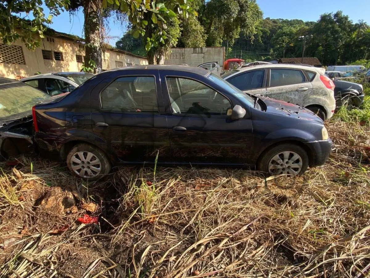 LOTE 010 - Espécie: PASSAGEIRO / Marca: RENAULT / Modelo: LOGAN EXP 1016V / Placa: LKZ6736 / UF: SC / Município: Joinville / Ano fabricação: 2009 / Ano modelo: 2010 / Cor: AZUL / Chassi: 93YLSR7GHAJ320671 / Motor:D4DH760Q066481 RENAVAM: 00169654192