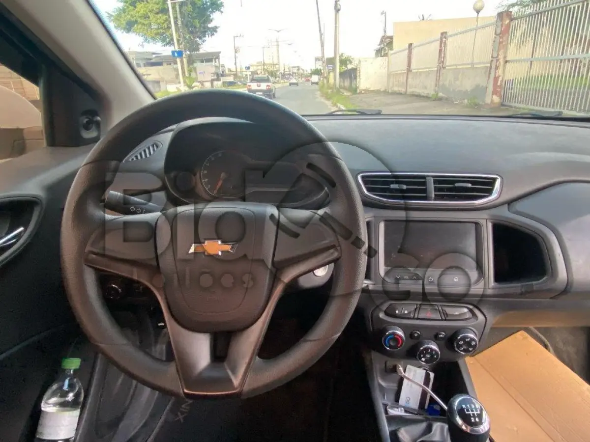 LOTE 035 - Espécie: PASSAGEIRO / Marca: CHEVROLET / Modelo: ONIX 1.0 MT LT / Placa: MLH6775 / UF: SC / Município: Balneário Piçarras / Ano fabricação: 2013 / Ano modelo: 2013 / Cor: BRANCA / Chassi: 9BGKS48B0EG195747 / Motor: CGX045842 / RENAVAM: 00568537580