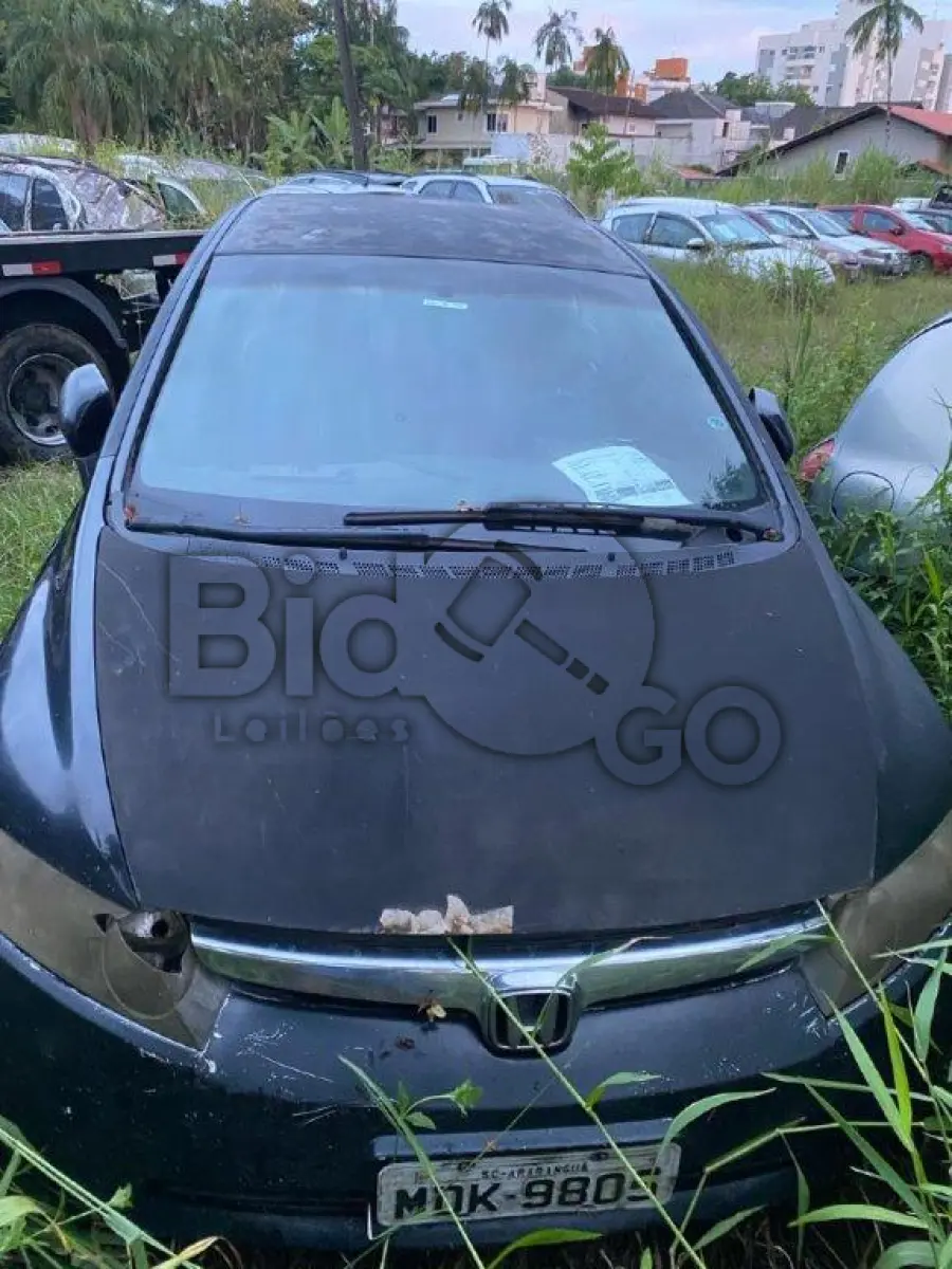 LOTE 015 - Espécie: PASSAGEIRO / Marca: HONDA / Modelo: CIVIC LXS FLEX / Placa: MDK9805 / UF: SC / Município: Araranguá / Ano fabricação: 2007 / Ano modelo: 2007 / Cor: PRETA / Chassi: 93HFA65407Z209520 / Motor: R18A67Z209535 / RENAVAM: 00925352365