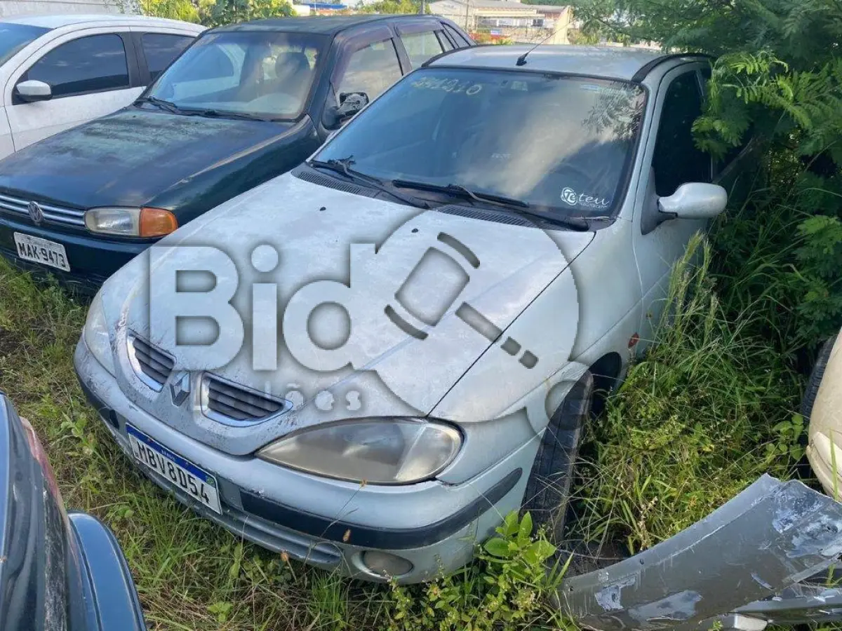 LOTE 022 - Espécie: PASSAGEIRO / Marca: RENAULT / Modelo: MEGANE RT 1.6 / Placa: MBV8D54 / UF: SC / Município: Camboriú / Ano fabricação: 2002 / Ano modelo: 2002 / Cor: PRATA / Chassi: 8A1BA00253L372449 / Motor:K4MJ706Q038437 RENAVAM: 00806370360